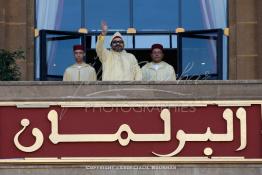 Image du Maroc Professionnelle de  SM Le roi Mohammed VI, accompagné par le prince héritier, Moulay Hassan ainsi que de son frère, le prince Moulay Rachid, à droite, fait signe à la foule à son arrivée à la séance d'ouverture du Parlement marocain à Rabat, le vendredi 12 octobre 2018. (Photo / Abdeljalil Bounhar)

 